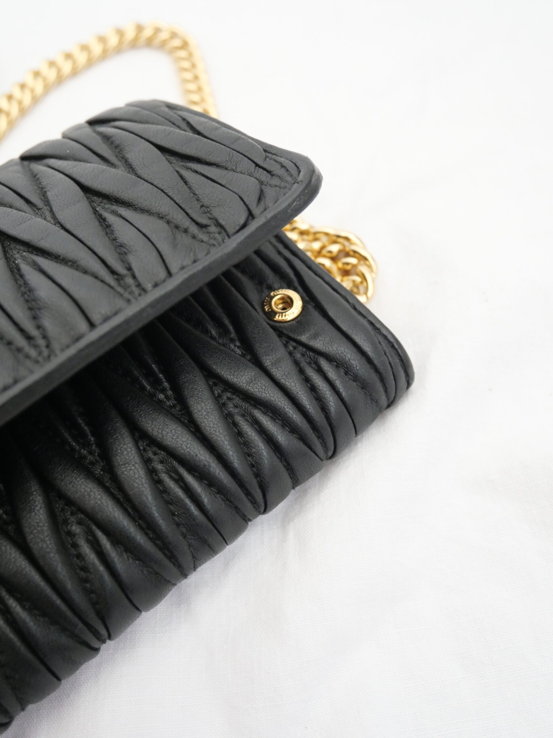 Miu Miu I Schwarze Umhängetasche in schwarz I Portemonnaie on Chain