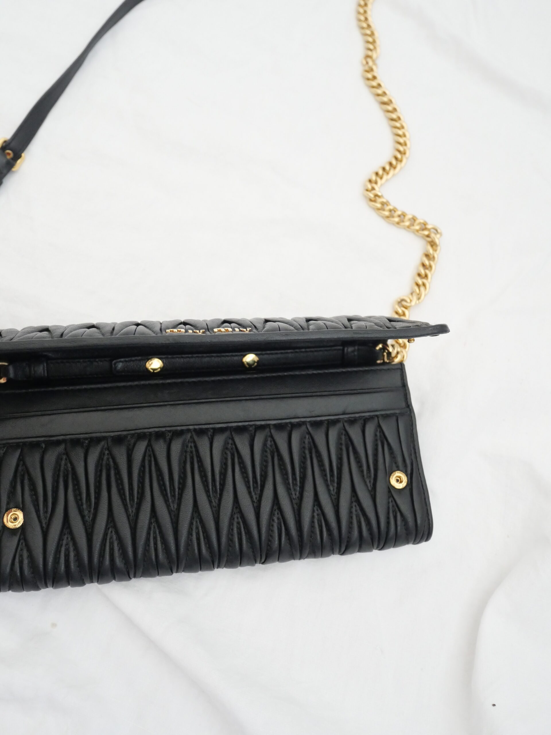 Miu Miu I Schwarze Umhängetasche in schwarz I Portemonnaie on Chain