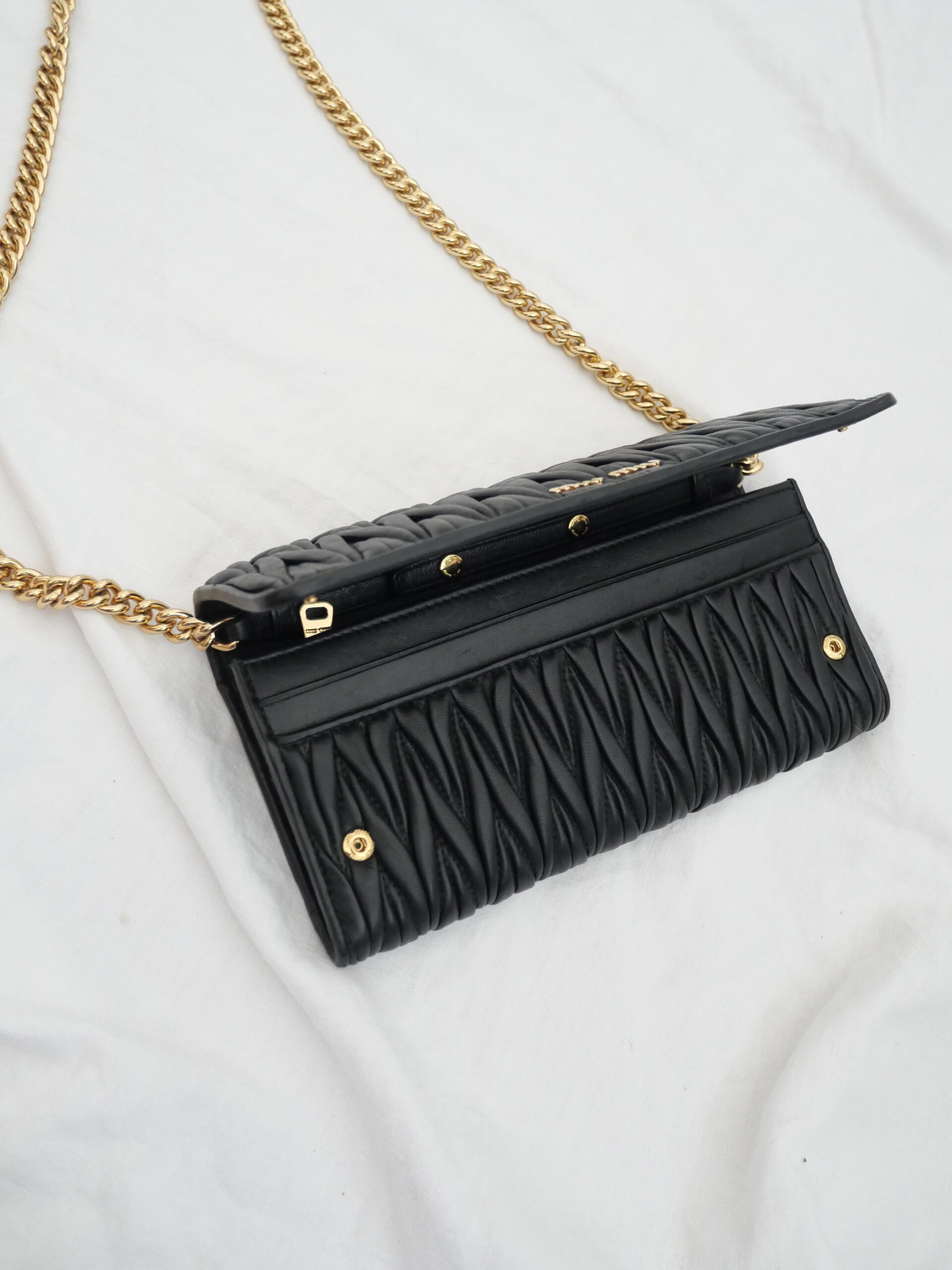 Miu Miu I Schwarze Umhängetasche in schwarz I Portemonnaie on Chain