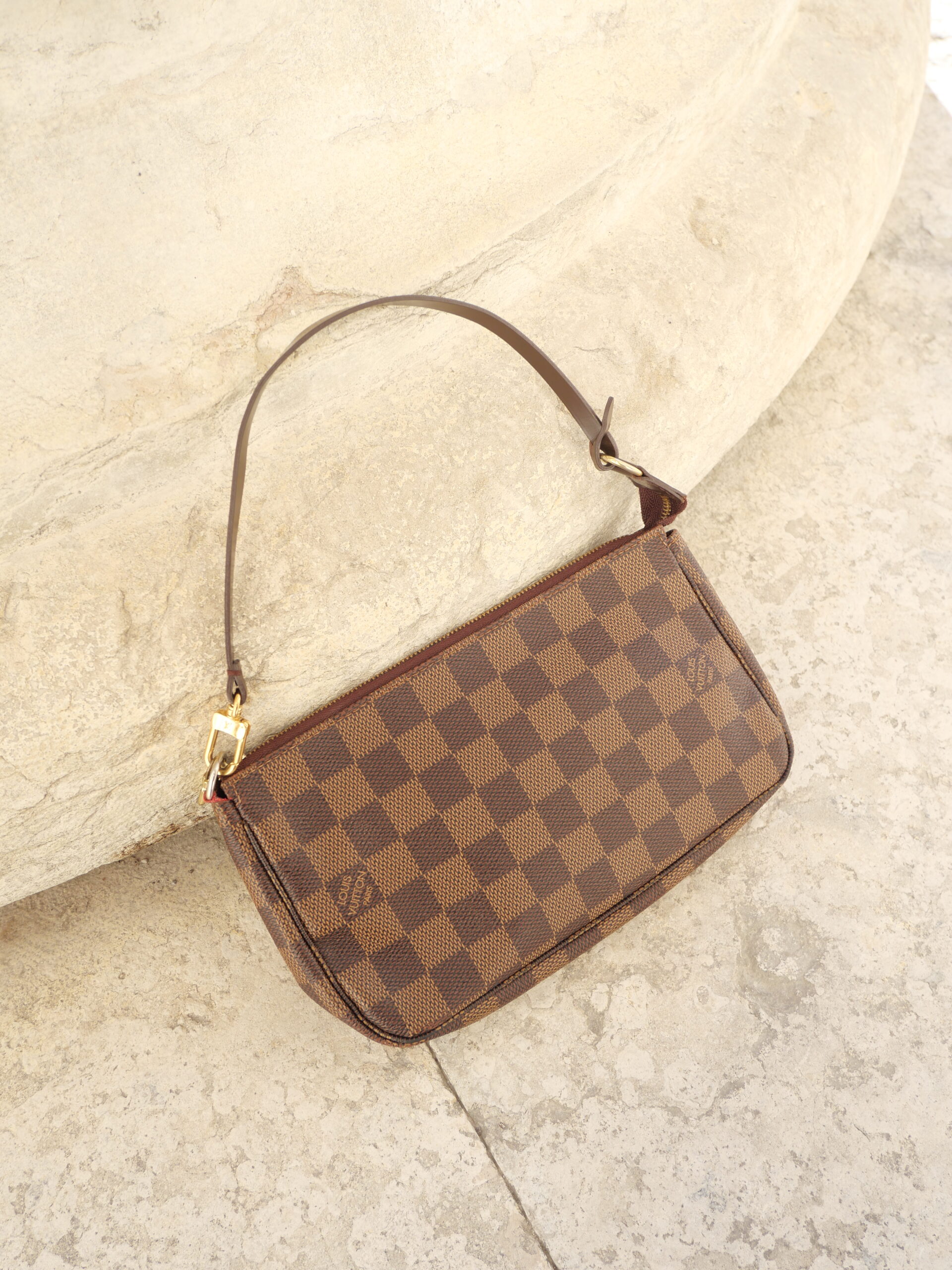 Louis Vuitton LV Circle Taschenanhänger - Ankauf & Verkauf Second Hand  Designertaschen und Accessoires