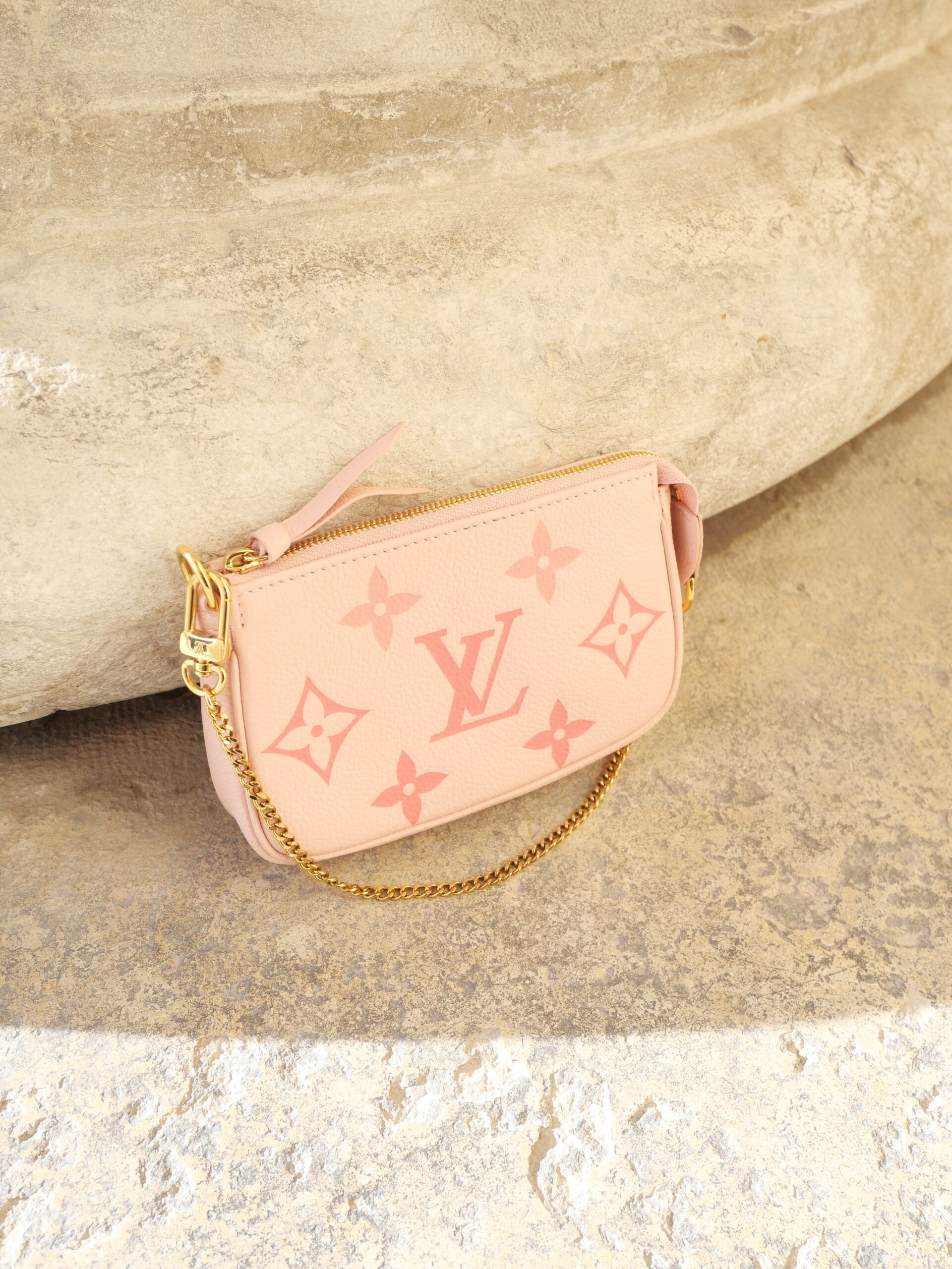 Louis Vuitton, Pink Monogram Empreinte Leather Mini Pochette Accessories (M80501) – Luxustaschen.eu