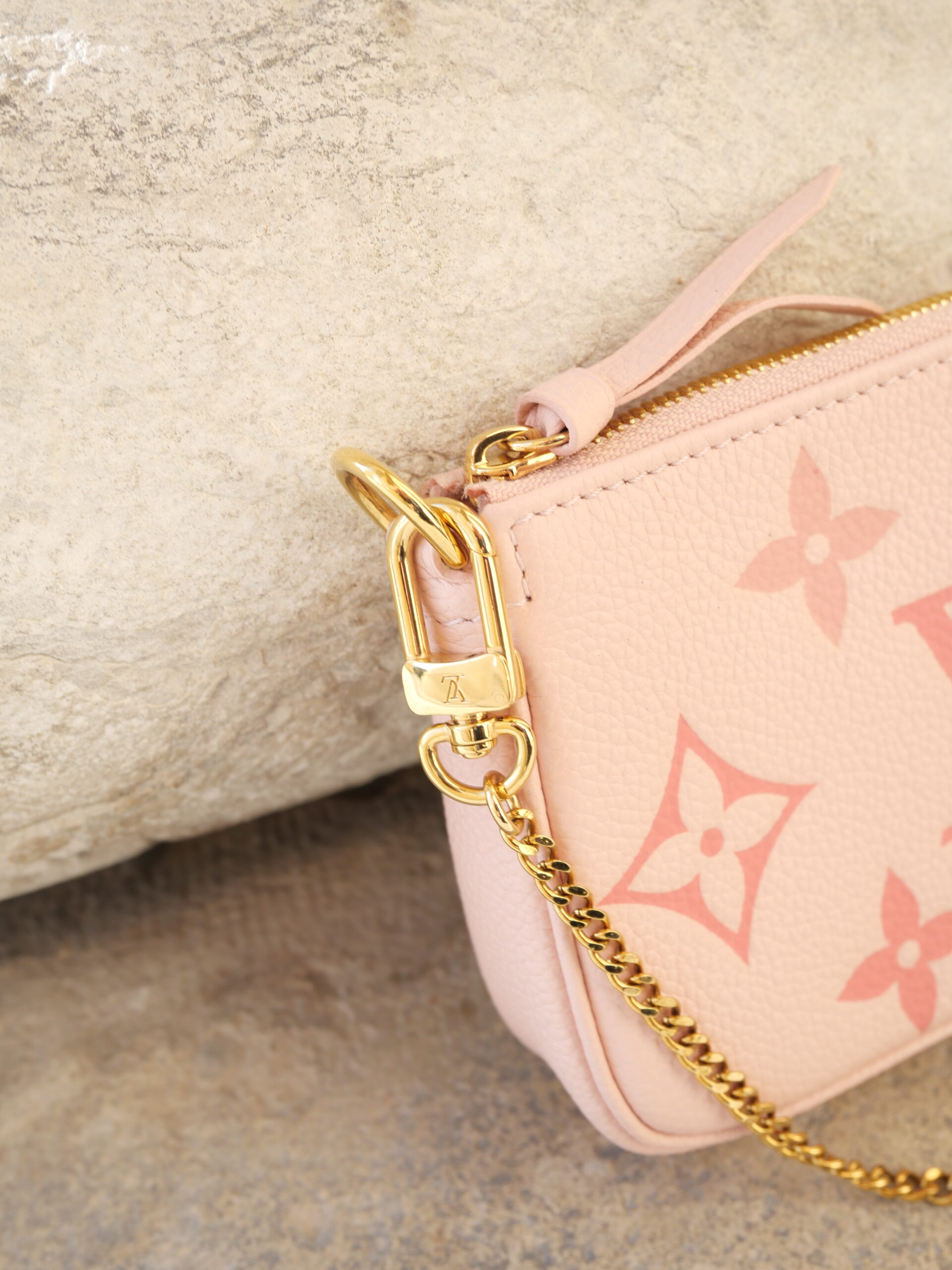 Louis Vuitton, Pink Monogram Empreinte Leather Mini Pochette Accessories (M80501) – Luxustaschen.eu
