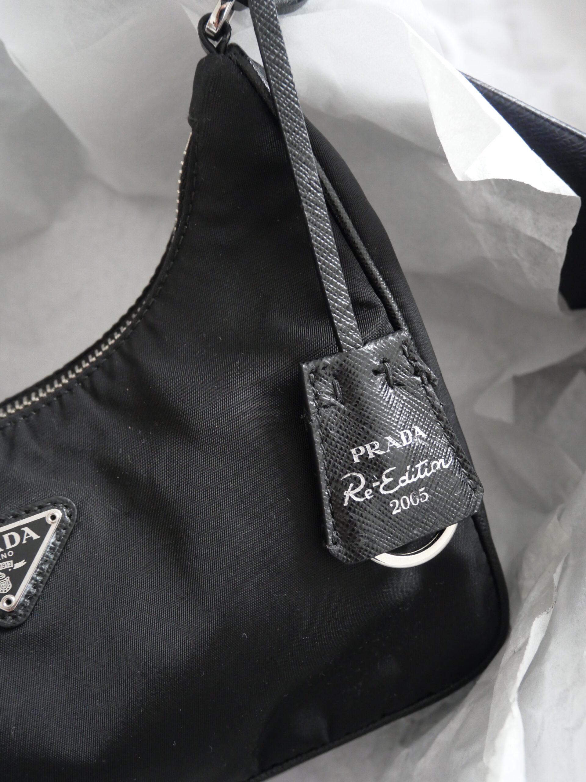 Prada, Re-Edition 2005 aus Nylon in Schwarz, Neu im Fullset - Luxustaschen.eu