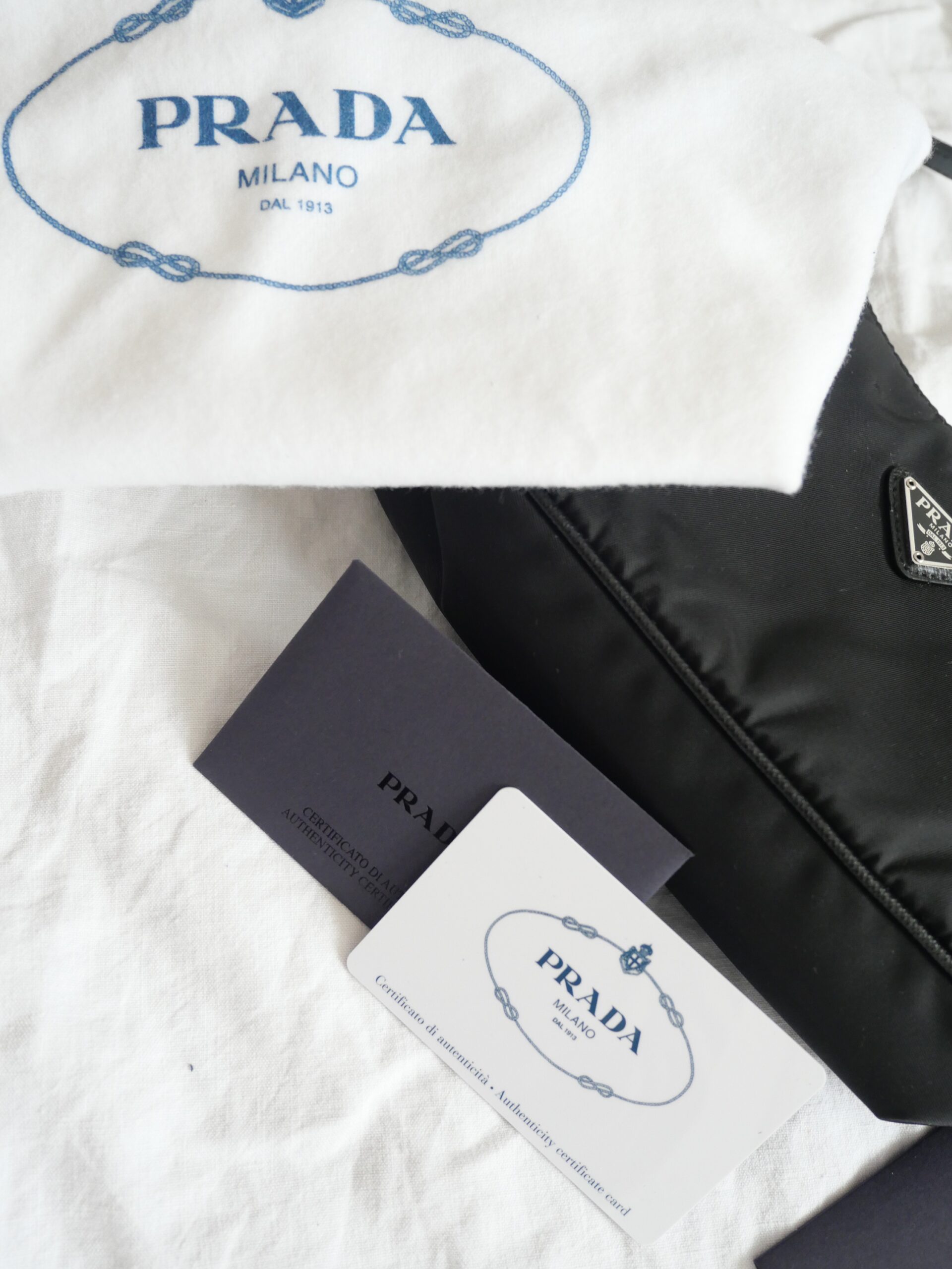 Prada, Re-Edition 2005 aus Nylon in Schwarz, Neu im Fullset - Luxustaschen.eu