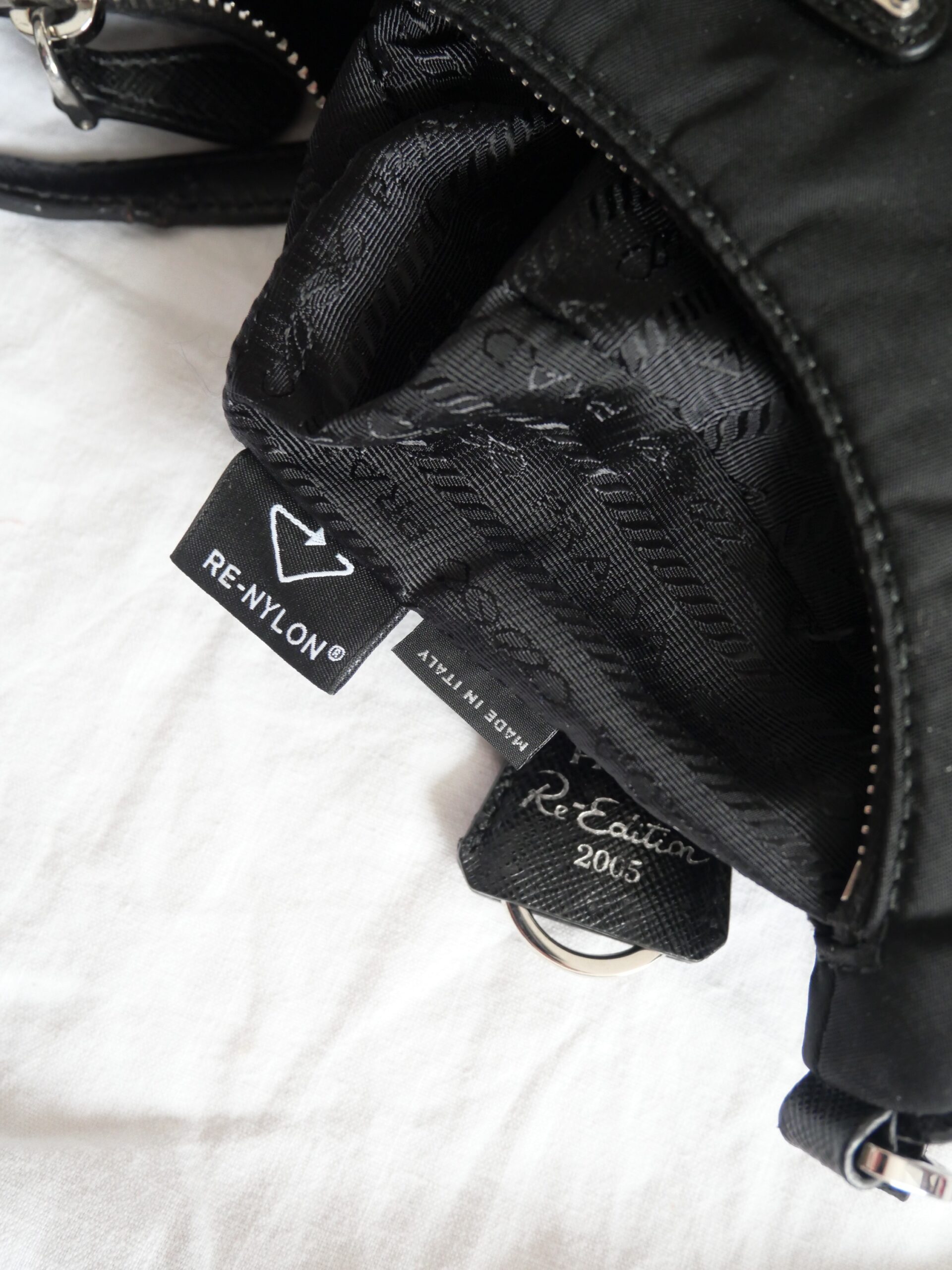 Prada, Re-Edition 2005 aus Nylon in Schwarz, Neu im Fullset - Luxustaschen.eu