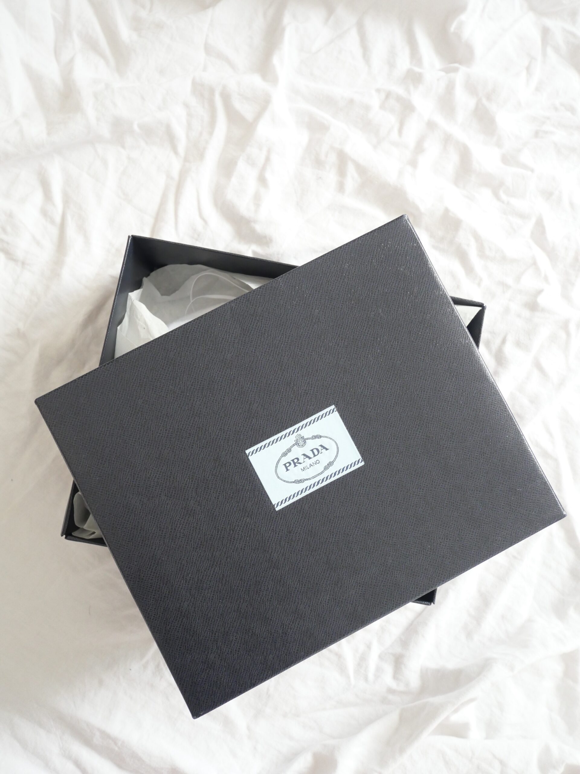 Prada, Re-Edition 2005 aus Nylon in Schwarz, Neu im Fullset - Luxustaschen.eu