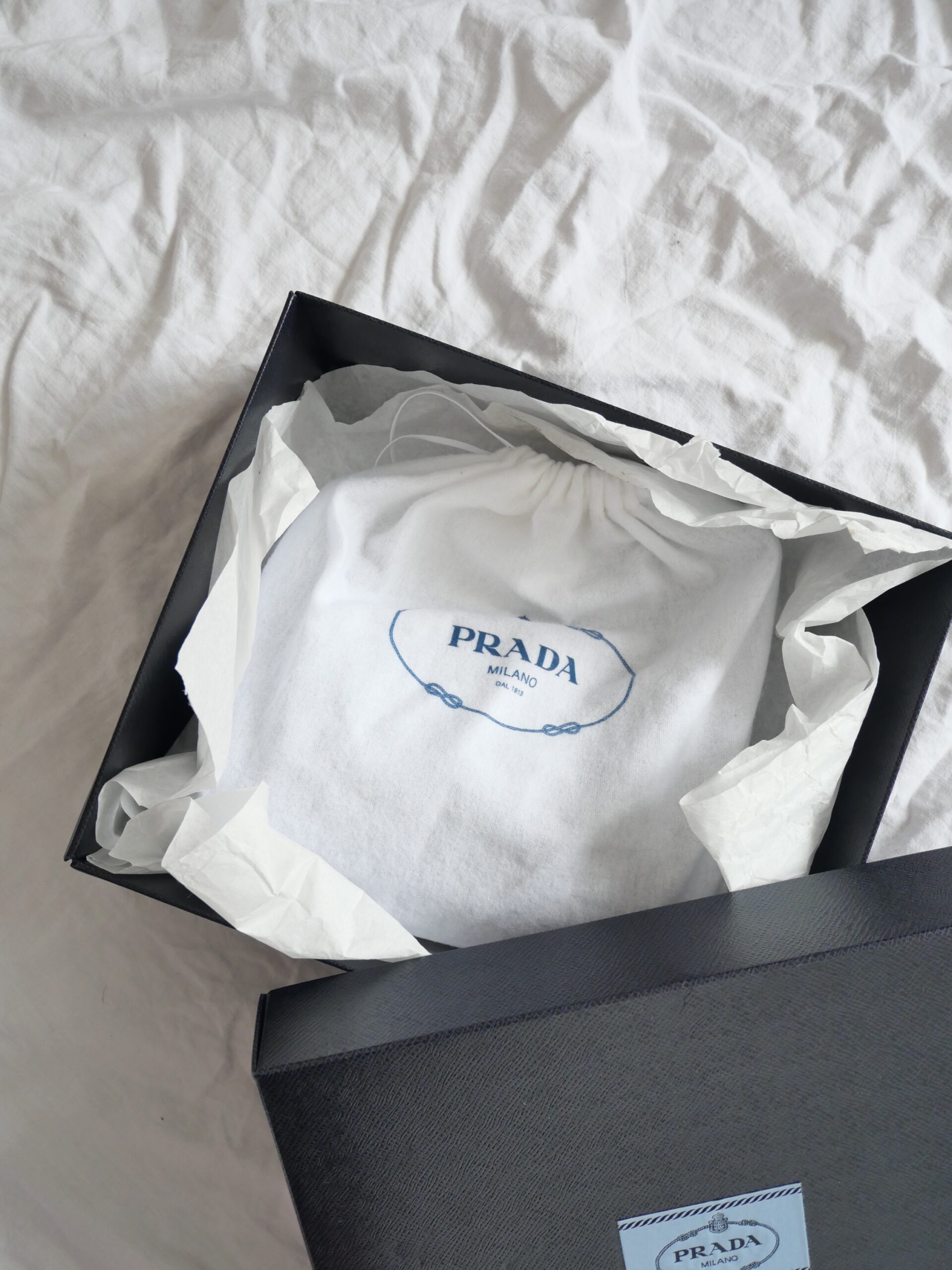 Prada, Re-Edition 2005 aus Nylon in Schwarz, Neu im Fullset - Luxustaschen.eu