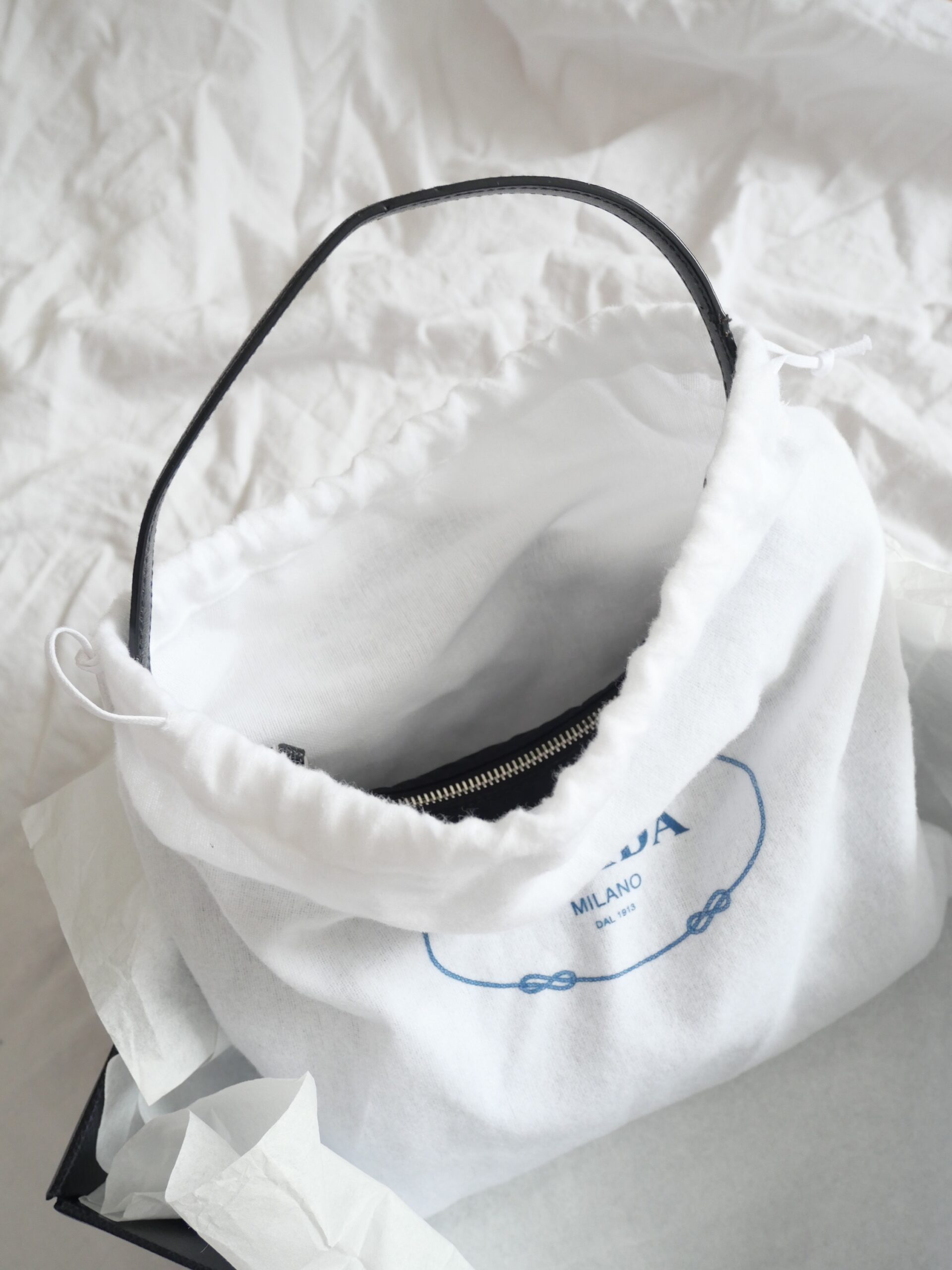 Prada, Re-Edition 2005 aus Nylon in Schwarz, Neu im Fullset - Luxustaschen.eu