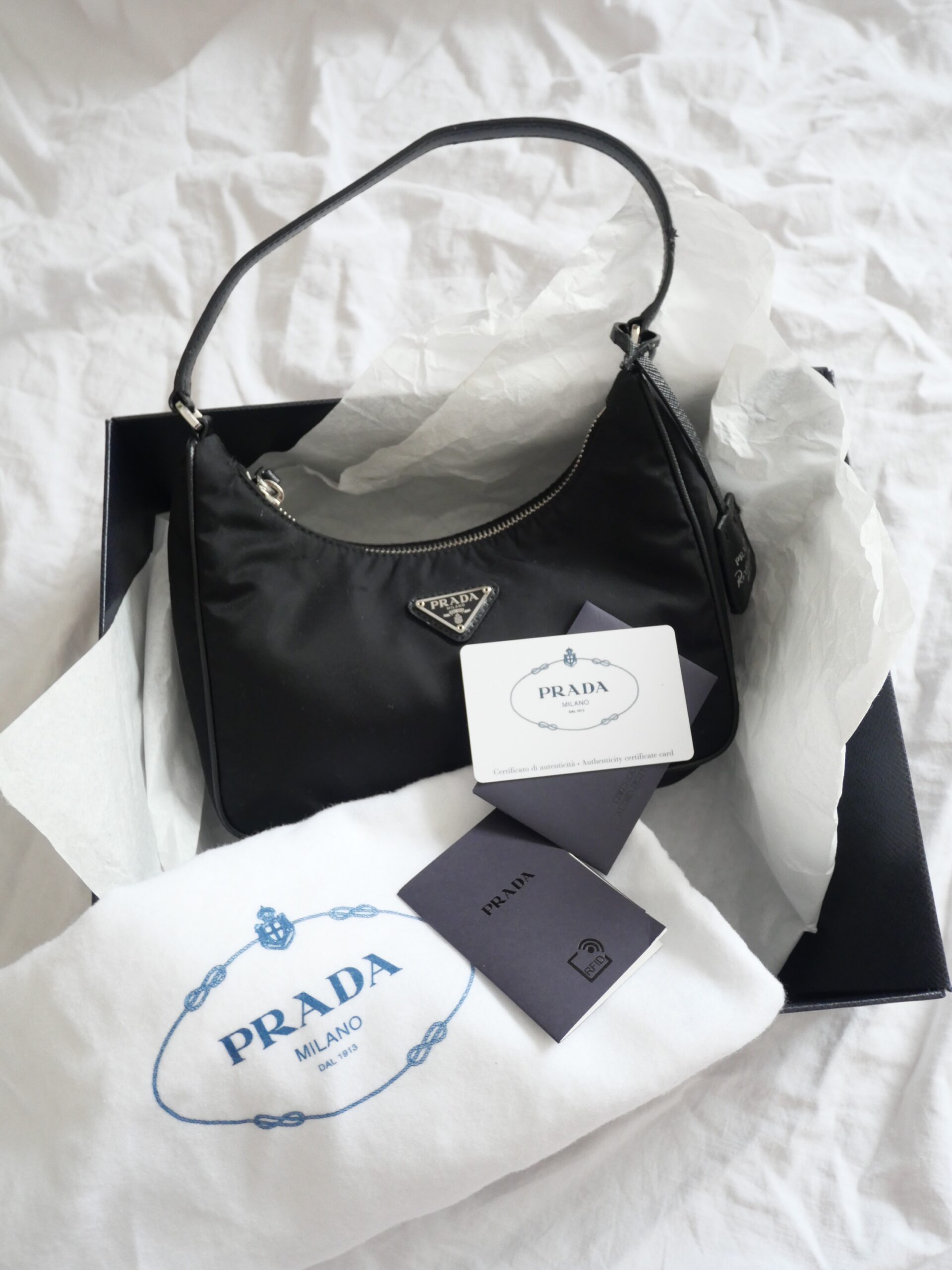 Prada, Re-Edition 2005 aus Nylon in Schwarz, Neu im Fullset - Luxustaschen.eu