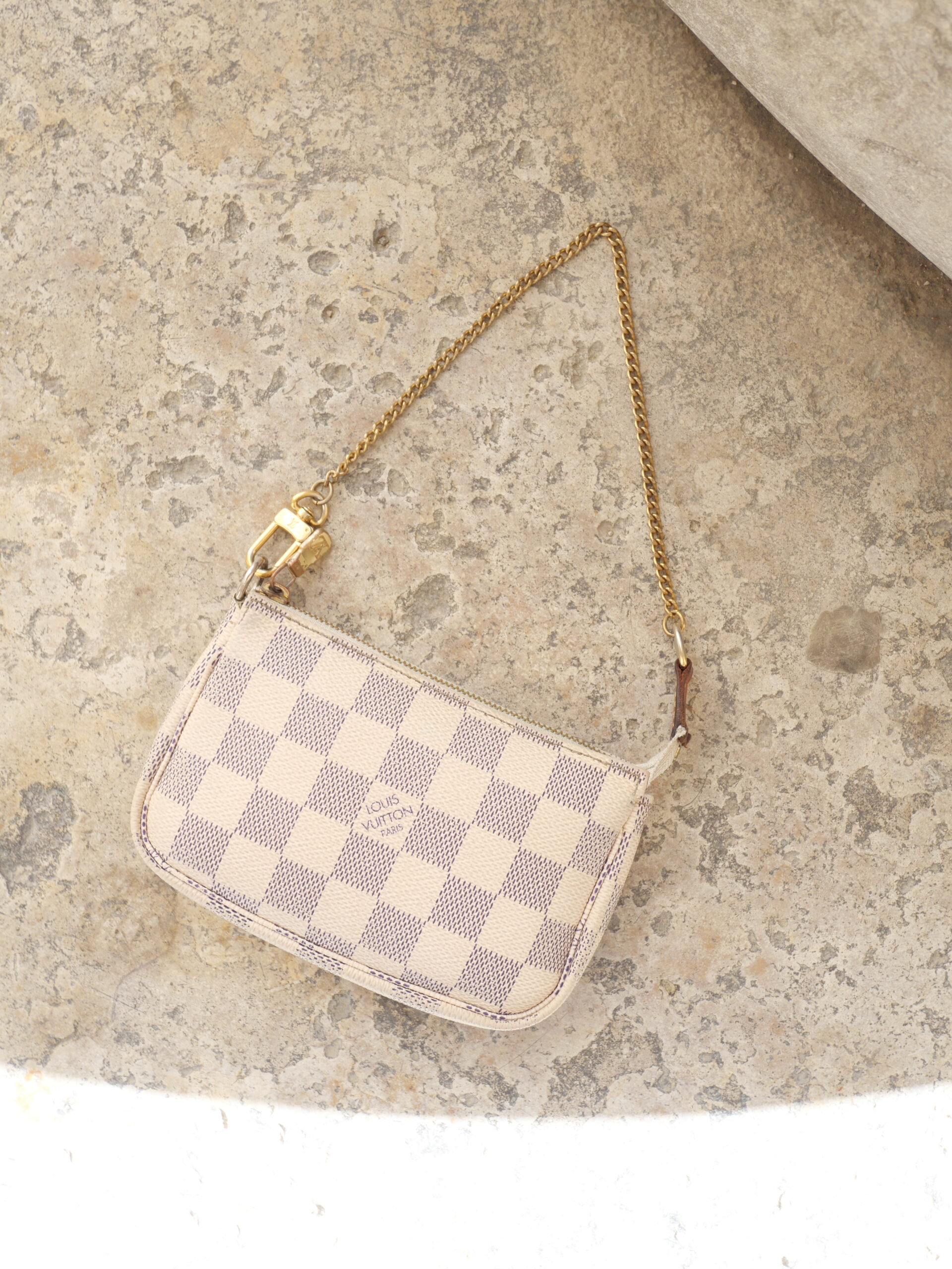 LOUIS VUITTON - Mini Pochette Accessoires in Damier Azur Second Hand kaufen - Luxustaschen.eu