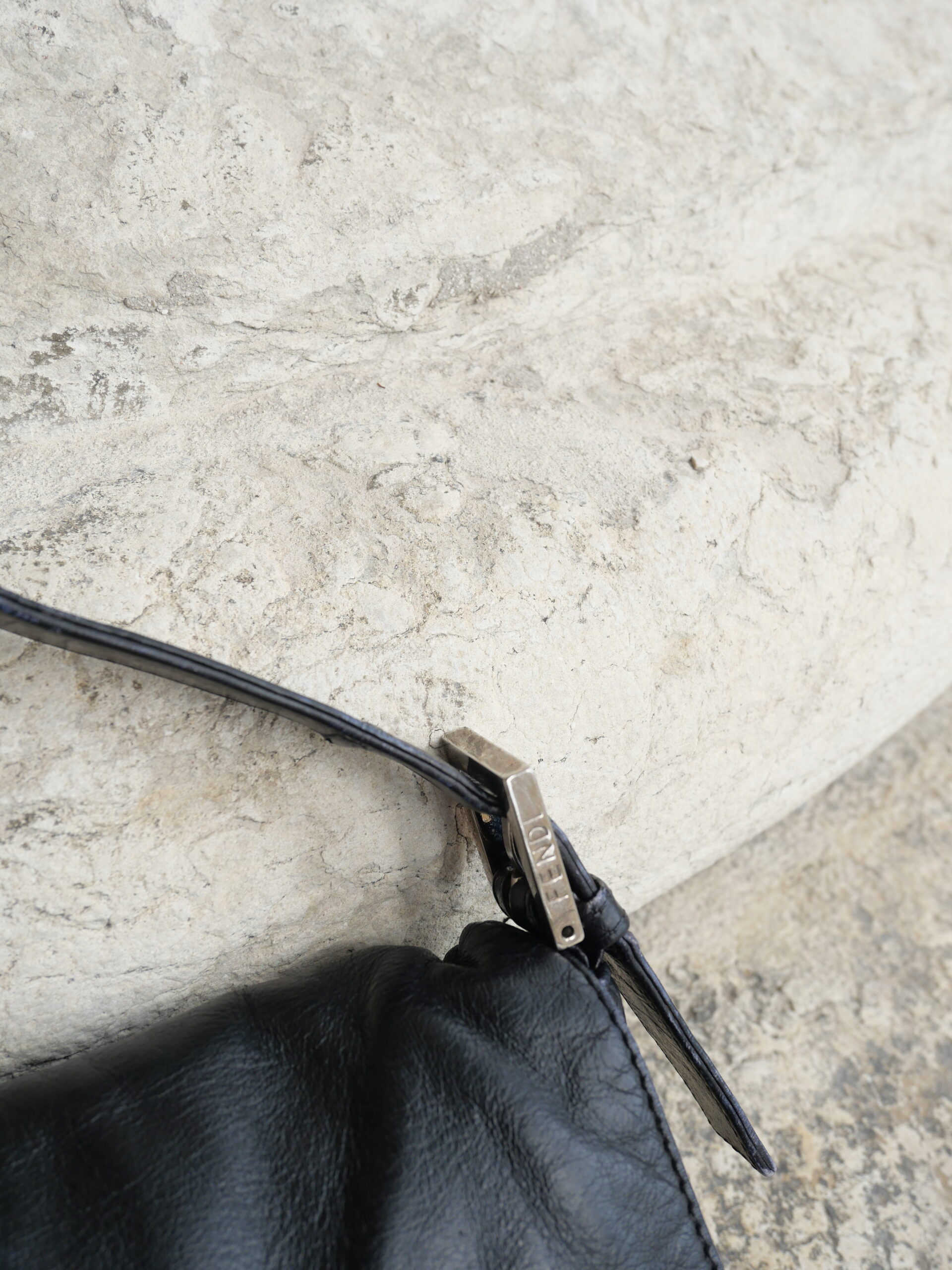 FENDI - Vintage Baguette Limited Edition Schwarz Leder mit silberner Hardware Pochette - Shoppen bei LUXUSTASCHEN.EU