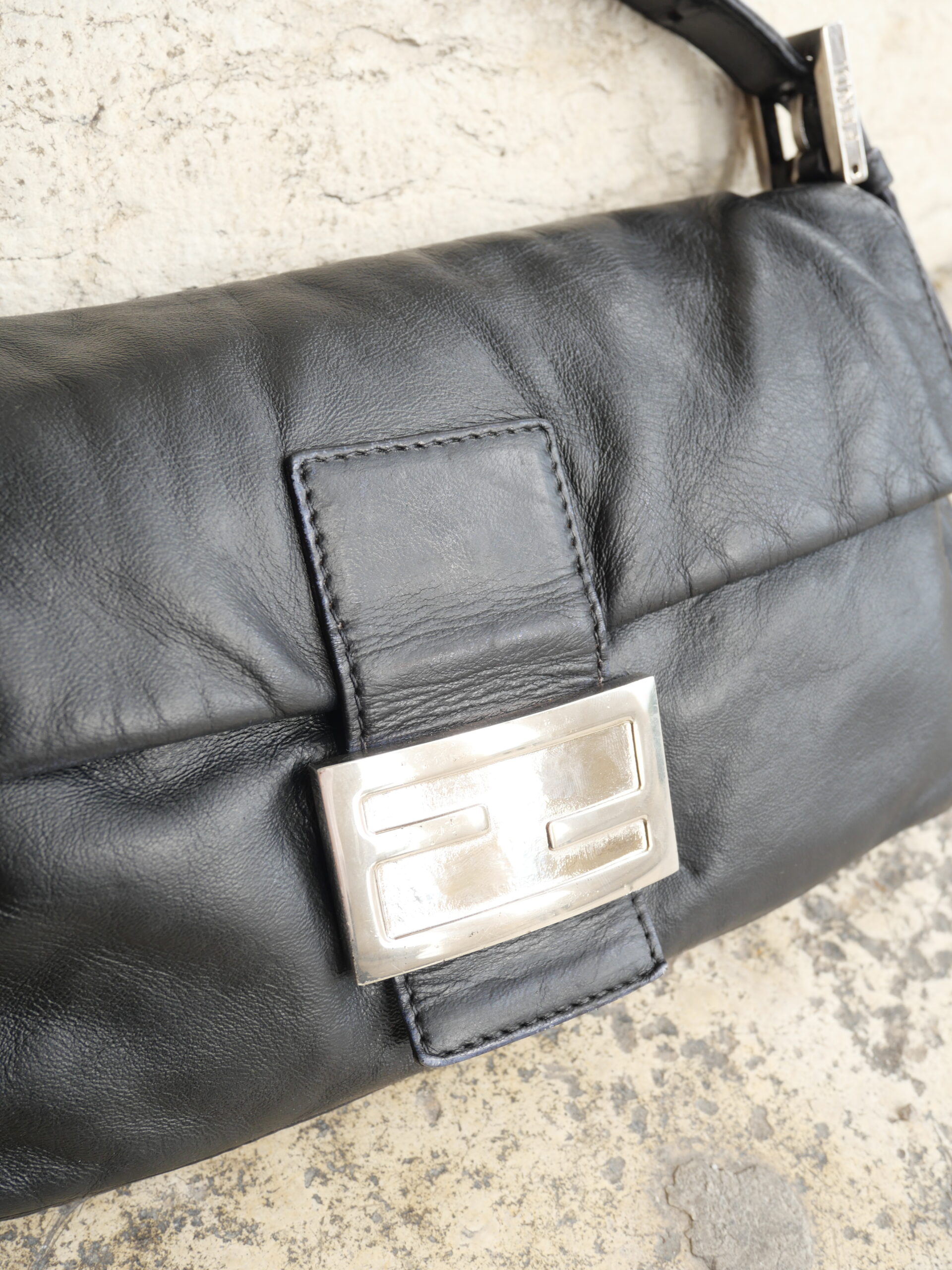 FENDI - Vintage Baguette Limited Edition Schwarz Leder mit silberner Hardware Pochette - Shoppen bei LUXUSTASCHEN.EU