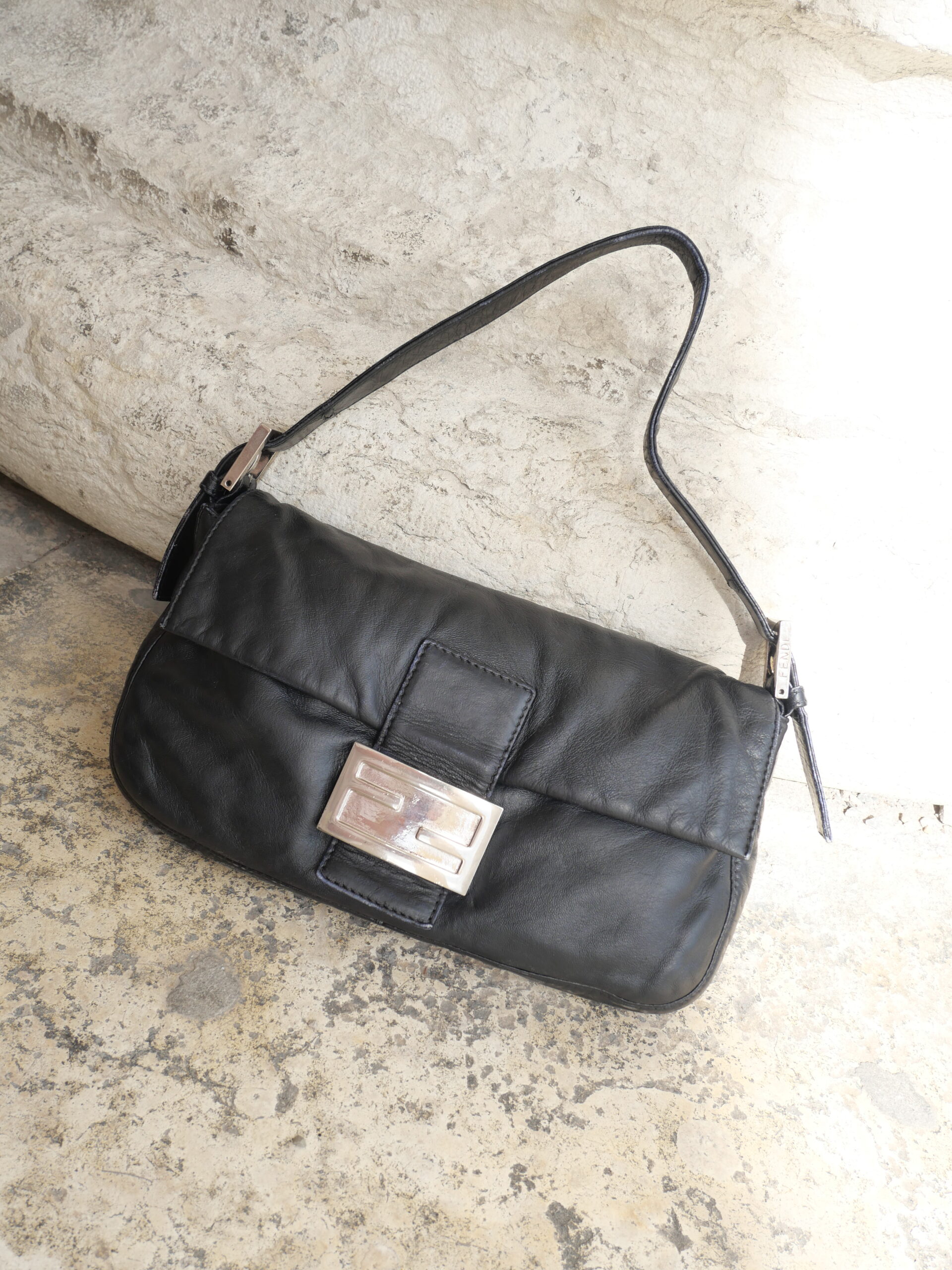 FENDI - Vintage Baguette Limited Edition Schwarz Leder mit silberner Hardware Pochette - Shoppen bei LUXUSTASCHEN.EU