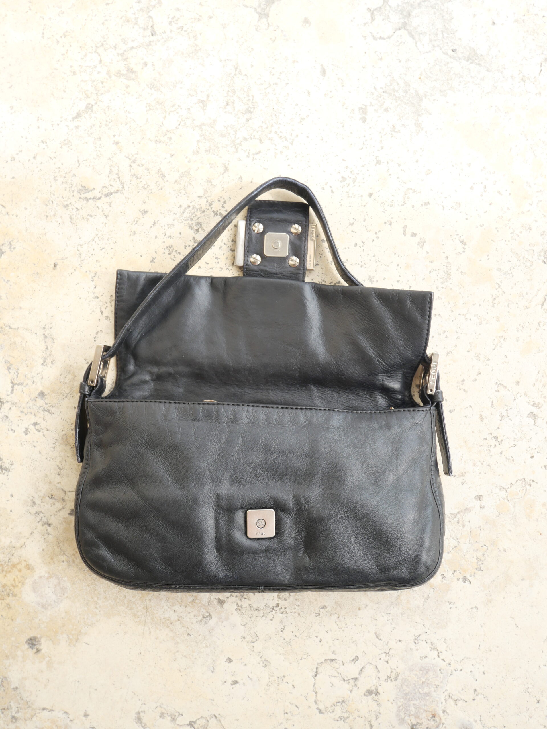 FENDI - Vintage Baguette Limited Edition Schwarz Leder mit silberner Hardware Pochette - Shoppen bei LUXUSTASCHEN.EU