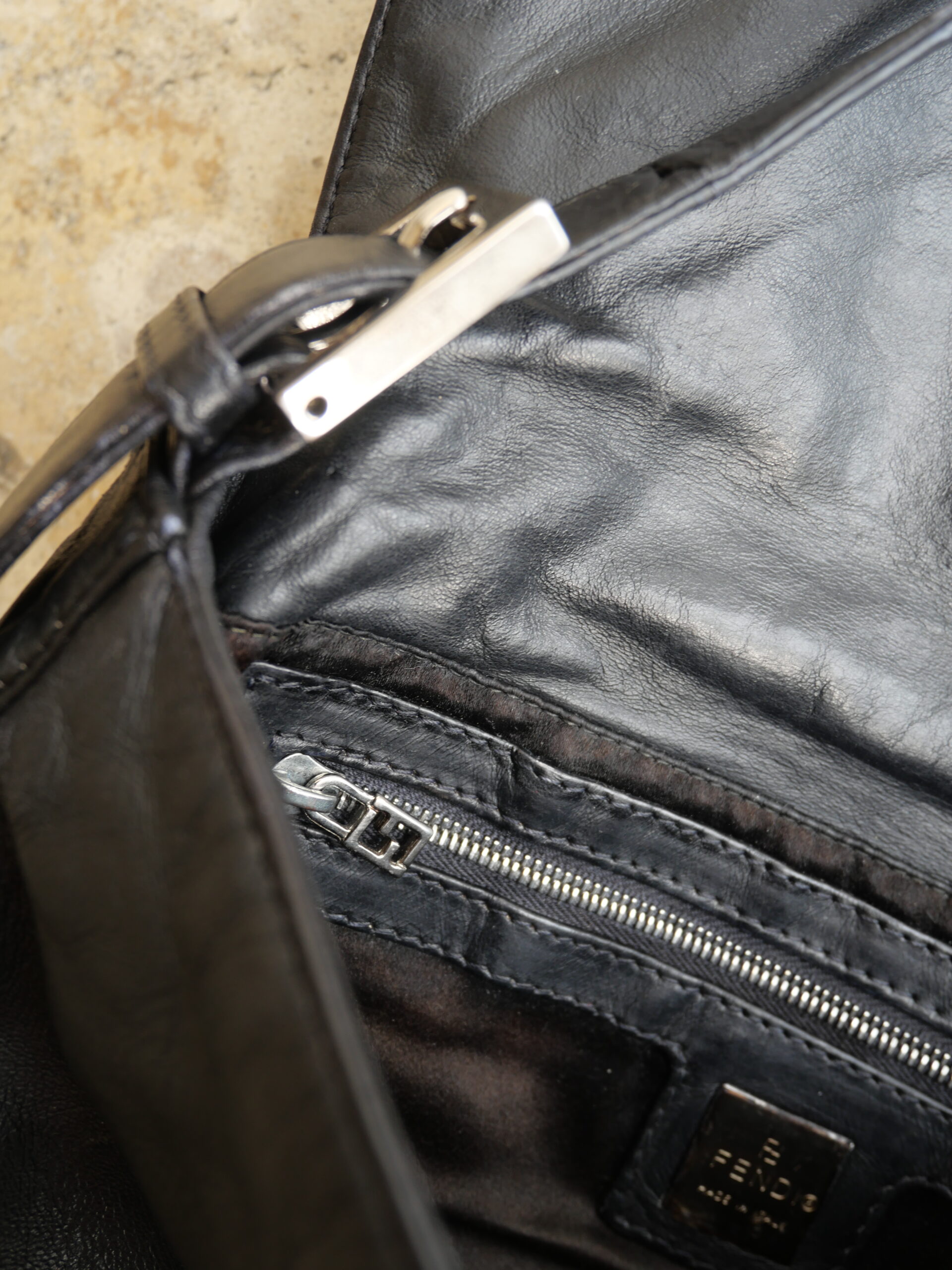 FENDI - Vintage Baguette Limited Edition Schwarz Leder mit silberner Hardware Pochette - Shoppen bei LUXUSTASCHEN.EU