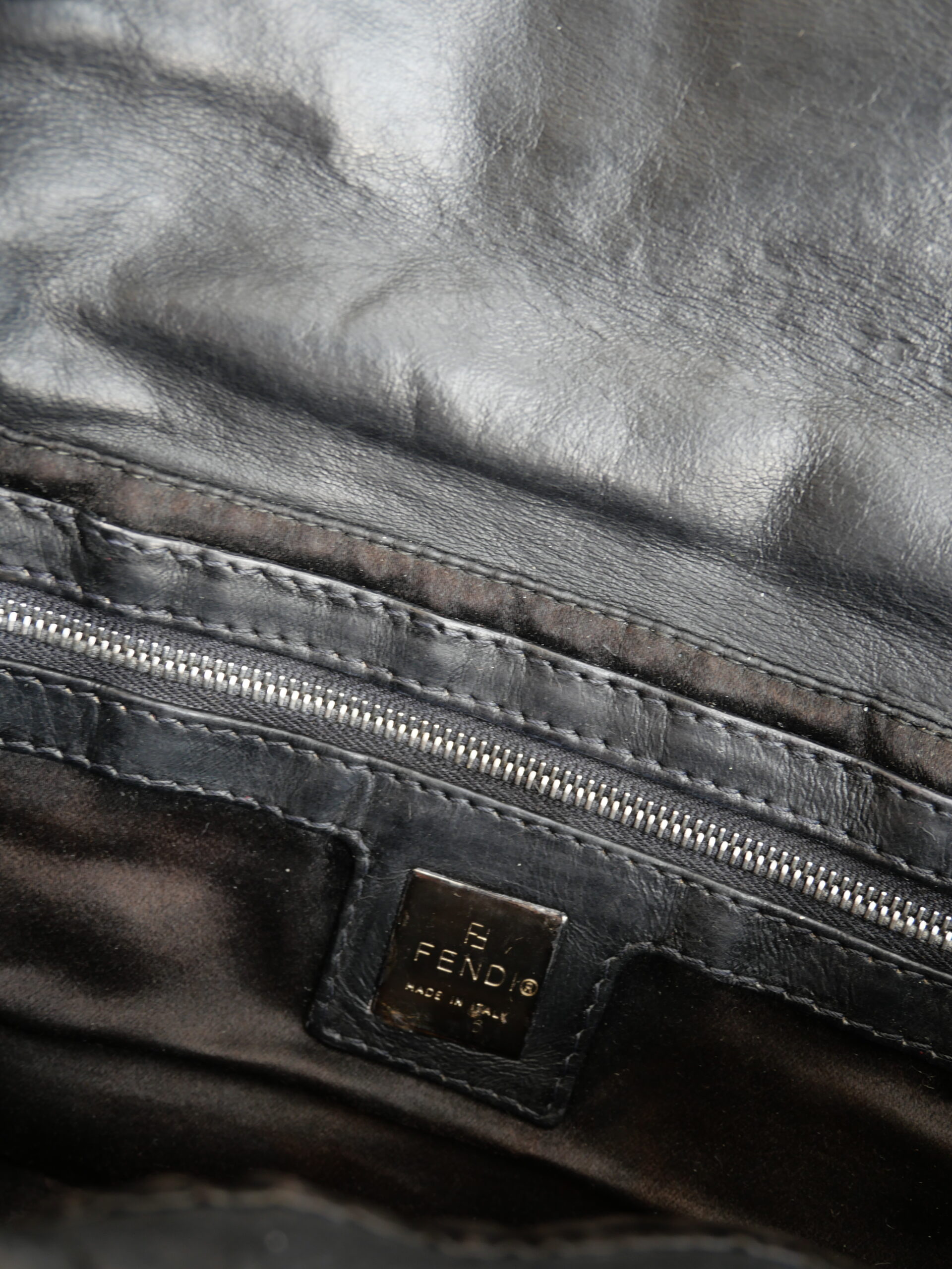 FENDI - Vintage Baguette Limited Edition Schwarz Leder mit silberner Hardware Pochette - Shoppen bei LUXUSTASCHEN.EU