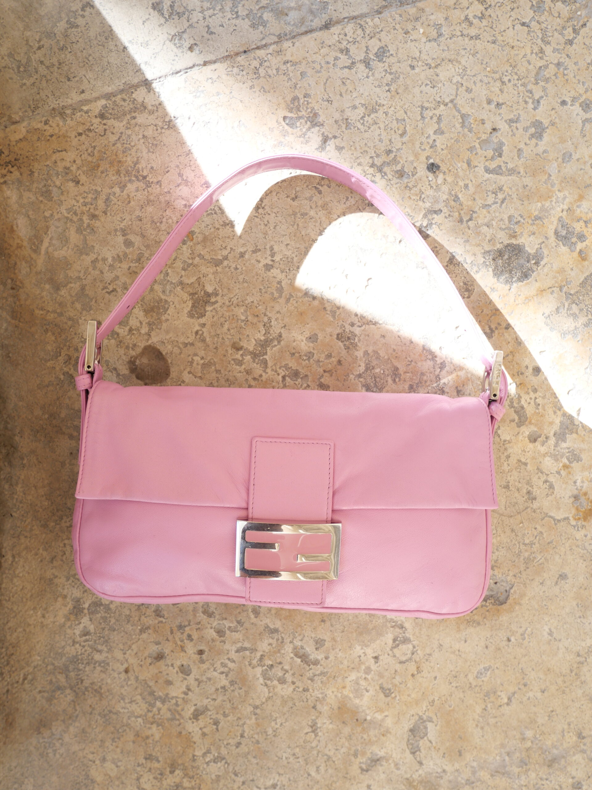 FENDI Baguette Vintage Pink Leder Silberne Hardware Limited Edition Second Hand Shoppen bei I LUXUSTASCHEN.EU